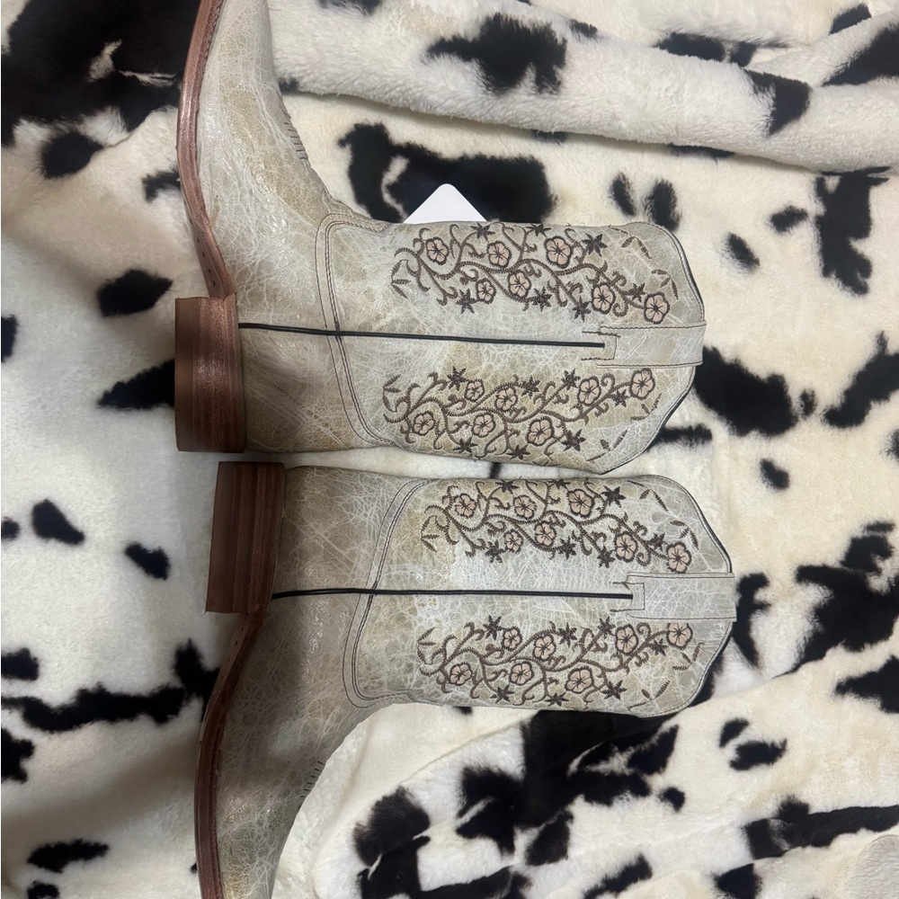 Elegant Floral Embroidered Boots - Cream and Brown